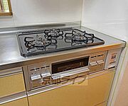 グリル付き3口ガスコンロ備え付けです。