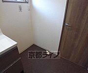 洗面台横に洗濯機置場が有ります。
