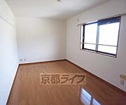 明るい静かなお部屋になります。