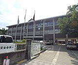 亀岡小学校まで1100m 活気溢れる小学校です。