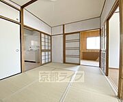 平屋テラスハウスの角住戸で軽自動車含む2台の駐車場が込みです。広い納戸付きで広い作業スペースが欲しい方にオススメです。