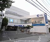 京都信用金庫 伏見支店まで420m 大手筋商店街を抜けた場所です。目の前バス停です。