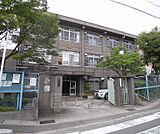 桃山小学校まで443m 活気溢れる小学校です。