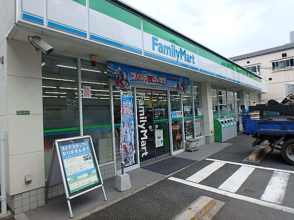 画像27:【コンビニエンスストア】ファミリーマート 町屋八丁目店まで195ｍ