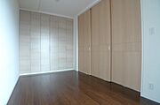 洋室は落ち着いた色のフローリングです♪