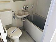トイレ掃除も手軽にできる３点ユニット。バスタイムにちゃちゃっとお掃除、いつでもキレイな空間に。
