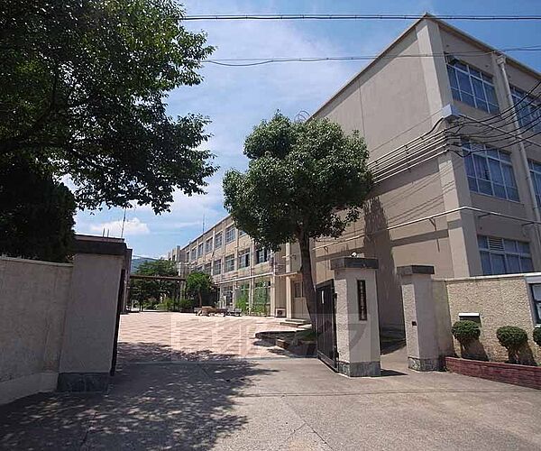 画像30:嵯峨中学校まで604m 広沢池の南西に位置する中学校。丸太町通りからすぐです。