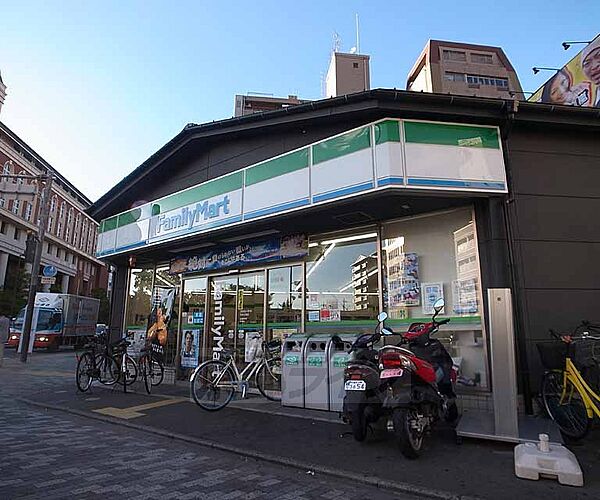 画像13:ファミリーマート千本三条店まで372m 千本三条の三条商店街の入り口のそばです。