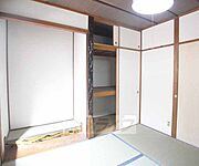 床の間と押入れがあります。