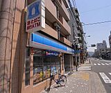 ローソン丸太町小川店まで260m 府庁近くのローソン。もちろん24時間営業で便利。