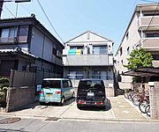 三角屋根の可愛らしいハイツです。