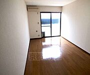 きれいなフローリングの広々としたお部屋です・