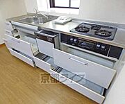 引き出しタイプのキッチンですので奥の調理器具も取り出しやすいです。