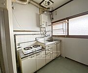 窓があり明るい軽いキッチンです。