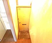キッチンから見た玄関です