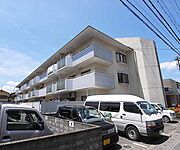 大きな敷地にある建物です