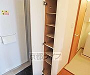 トールサイズの玄関収納がついています