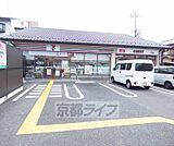 セブンイレブン 京都三条通壬生神明町店まで180m 三条通沿いで駐車場が広く、立ち寄りやすいですよ。