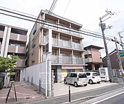 4階建てのマンションです。