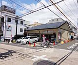セブンイレブン 伏見新町4丁目店まで80m 伏見桃山駅に近く駐車場もあるのでお車でも行けます。