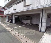 建物の下