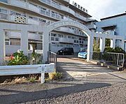 橋を渡って敷地へ入ります。