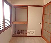2階の洋室の押入れ収納です。
