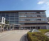 京都市右京区役所まで1900m 地下鉄太秦天神駅目の前。図書館も入ってます。