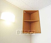 オシャレなライトに小物置にぴったりな収納