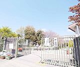 修学院小学校まで516m ～地域愛・共生・生命尊重～が教育目標です。