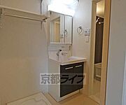 明るい独立洗面台です。