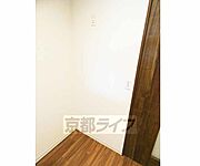 キッチン後方に冷蔵庫が置けます。