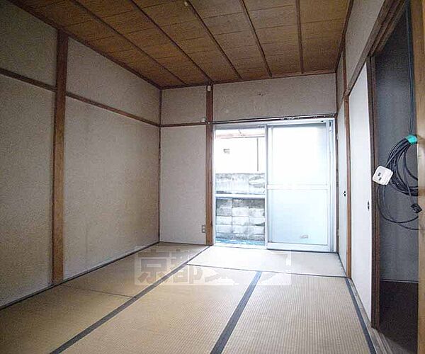 2階建て連棟の貸家です。