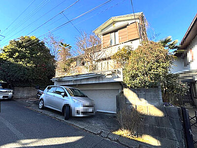 外観：南面道路に面しており日当たり良好です。　間口が広く大型の邸宅設計に適しています。　現状は古家が建っています。