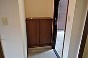 玄関です。下駄箱ございます。