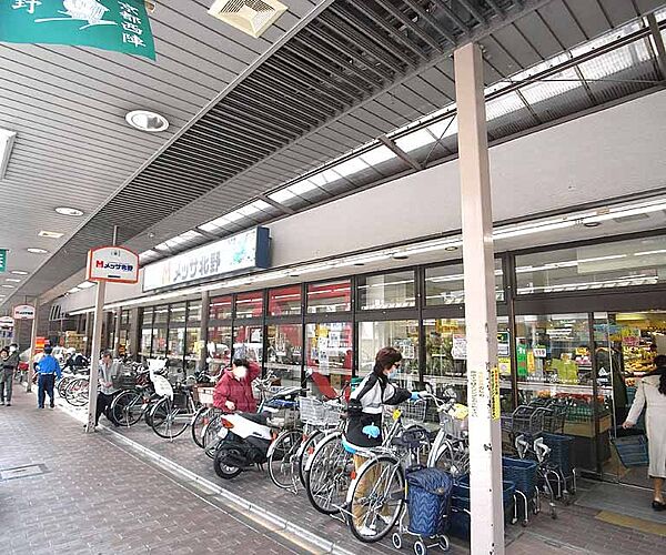 メッサ北野北野公設市場協同組合まで240m 北野商店街内に立地し便利なスーパー。