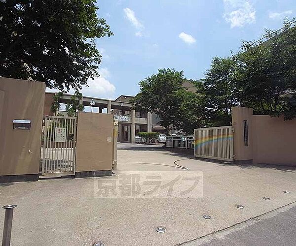 西京極中学校まで424m 花屋町通りを南に入ったところにございます