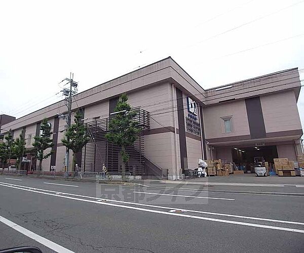 ケーヨーデイツー 嵯峨店まで1028m 丸太町通り沿いにあり、ガレージが広く利用しやすいです。