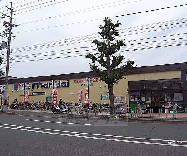 万代 嵯峨広沢店まで1292m 丸太町通り沿いにございます 駐車場も広めです