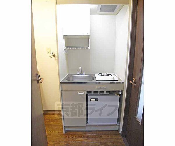 画像5:小さい冷蔵庫付きのキッチンです。