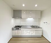 ワイドで収納たっぷりのキッチンです。