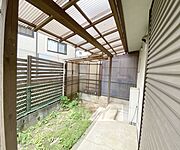 専用庭です。屋根付きの物干しスペースがあります。
