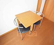 嬉しい机付きです。
