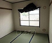 大きな窓の付いたお部屋です