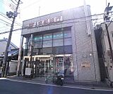 京都銀行 藤森支店まで218m 本町通り沿いの京都銀行。最寄は藤森駅です。