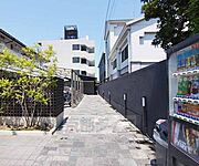 建物は少し奥にあります。
