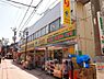 周辺：どらっぐ ぱぱす 千住龍田町店（432m）