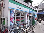 ファミリーマート 牛田関屋駅前店（500m）