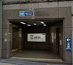 半蔵門駅から大手町駅まで約6分、渋谷駅まで約9分。駅の東側には皇居や各国の大使館が集まっていて、落ち着いた街並みとなっています。