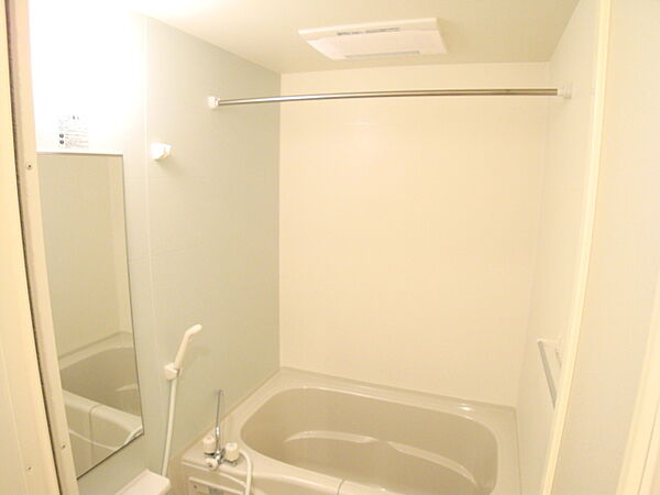 画像8:浴室乾燥つきのバスルーム